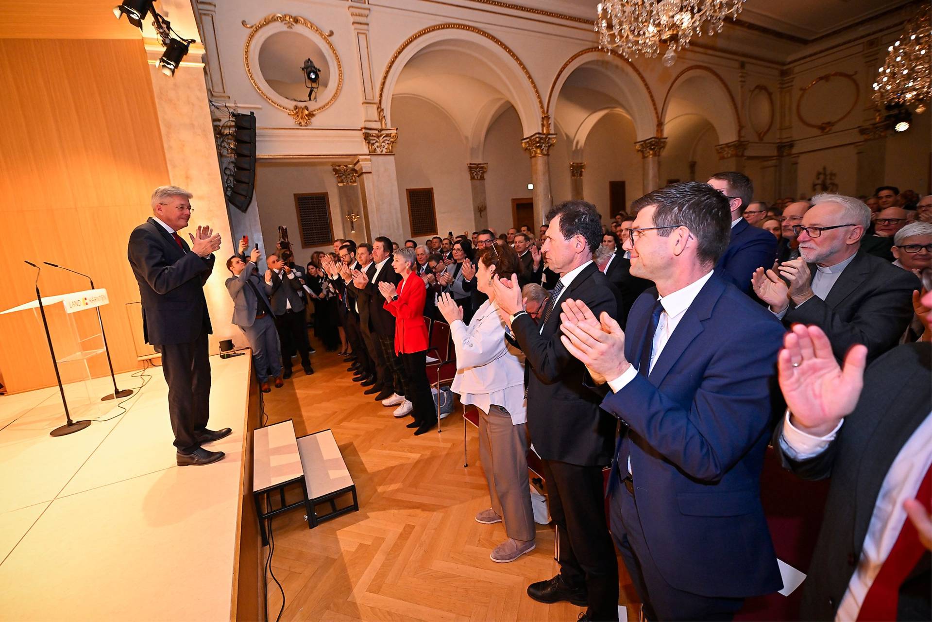Standing Ovations f&uuml;r den scheidenden Landeshauptmann Peter Kaiser.