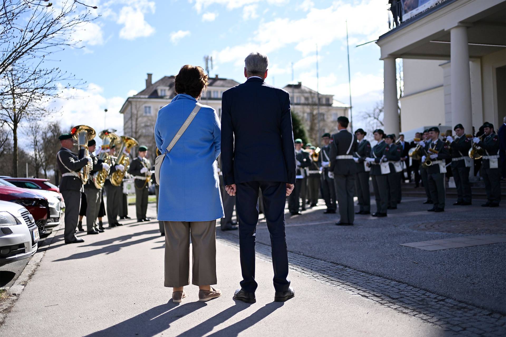 Vor der Festveranstaltung wurden Kaiser und Partnerin Uli Wehr von der Milit&auml;rmusik K&auml;rnten empfangen.